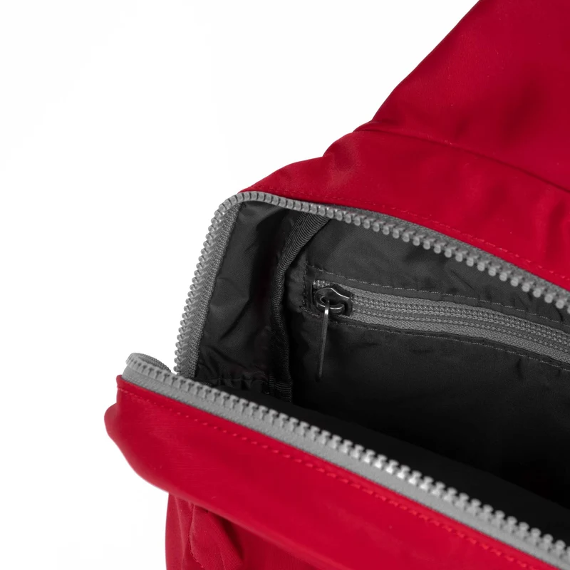 ROKA Willesden Große Tasche aus recyceltem Nylon – Cranberry