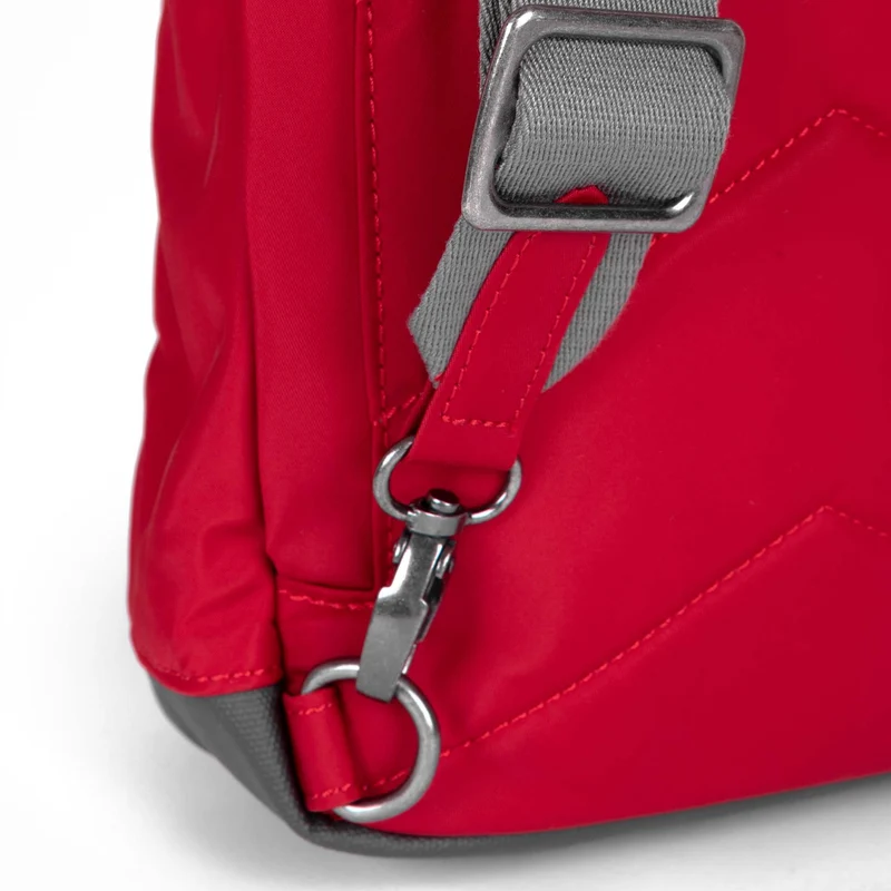 ROKA Willesden Große Tasche aus recyceltem Nylon – Cranberry