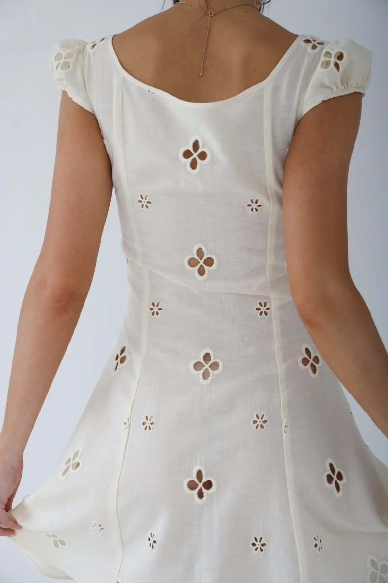 Figurbetontes Midi Kleid Mit Cut-Out Ausschnitt