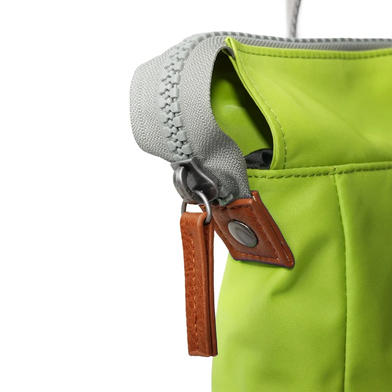 ROKA Bantry Kleine Tasche aus recyceltem Nylon, hellgrün