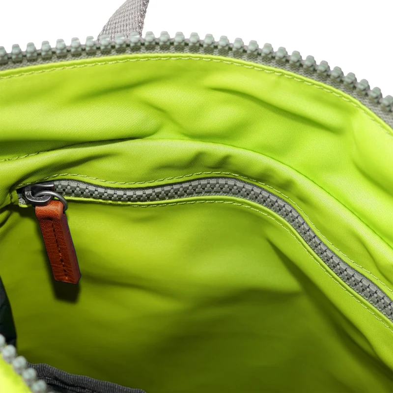 ROKA Bantry Kleine Tasche aus recyceltem Nylon, hellgrün
