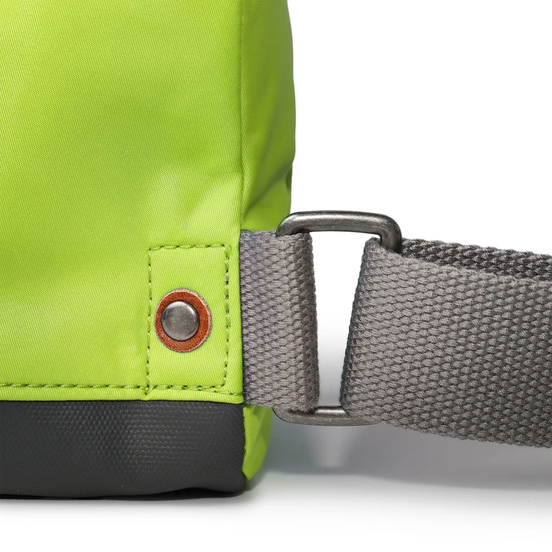 ROKA Bantry Kleine Tasche aus recyceltem Nylon, hellgrün
