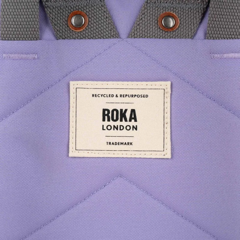 ROKA Finchley Eine mittelgroße, lavendelfarbene Tasche aus recyceltem Canvas