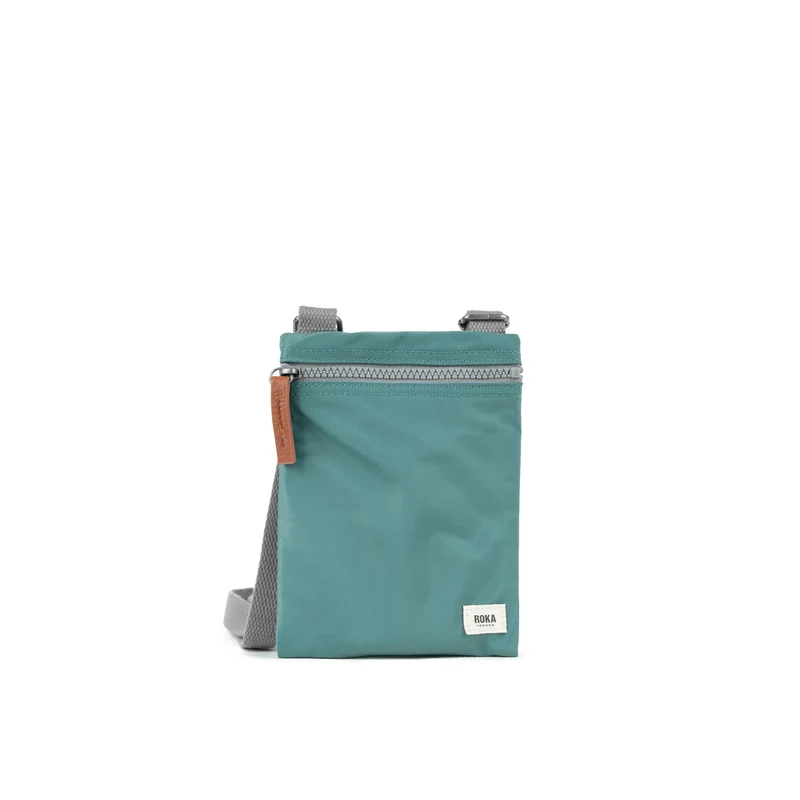 ROKA Chelsea Salbeigrüne Tasche aus recyceltem Nylon