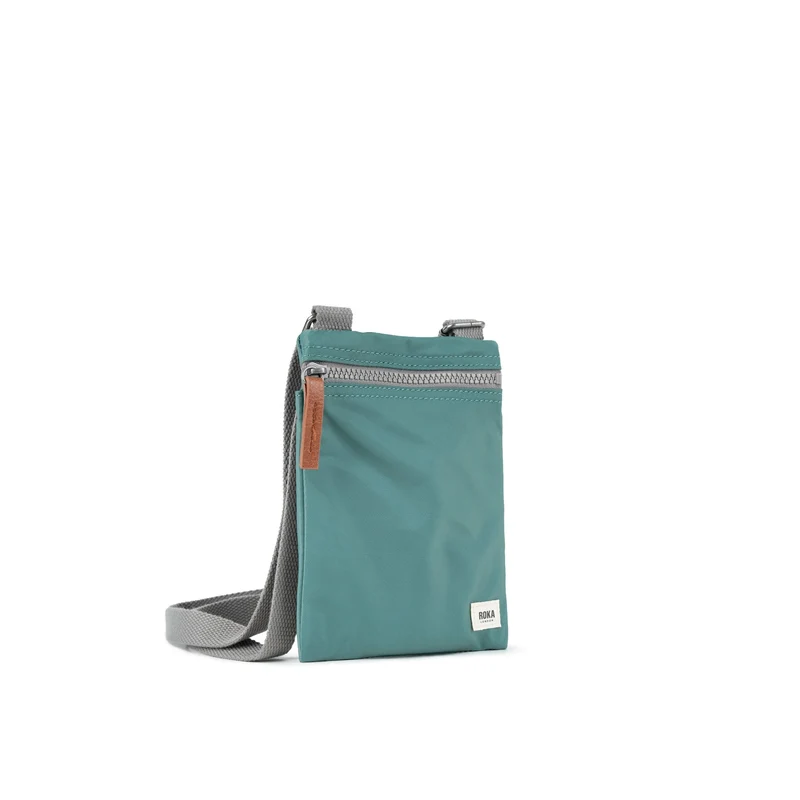 ROKA Chelsea Salbeigrüne Tasche aus recyceltem Nylon