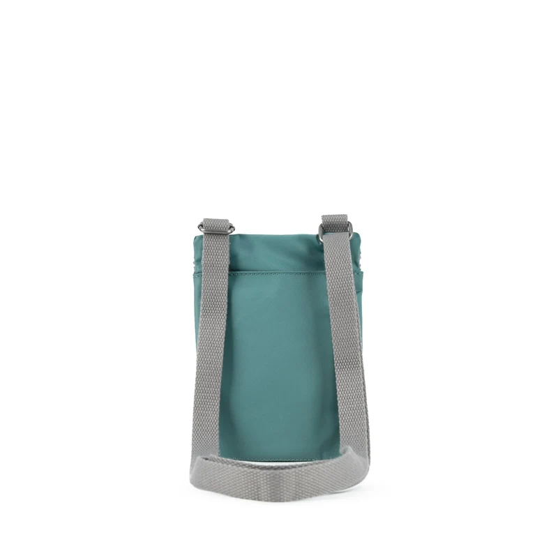 ROKA Chelsea Salbeigrüne Tasche aus recyceltem Nylon
