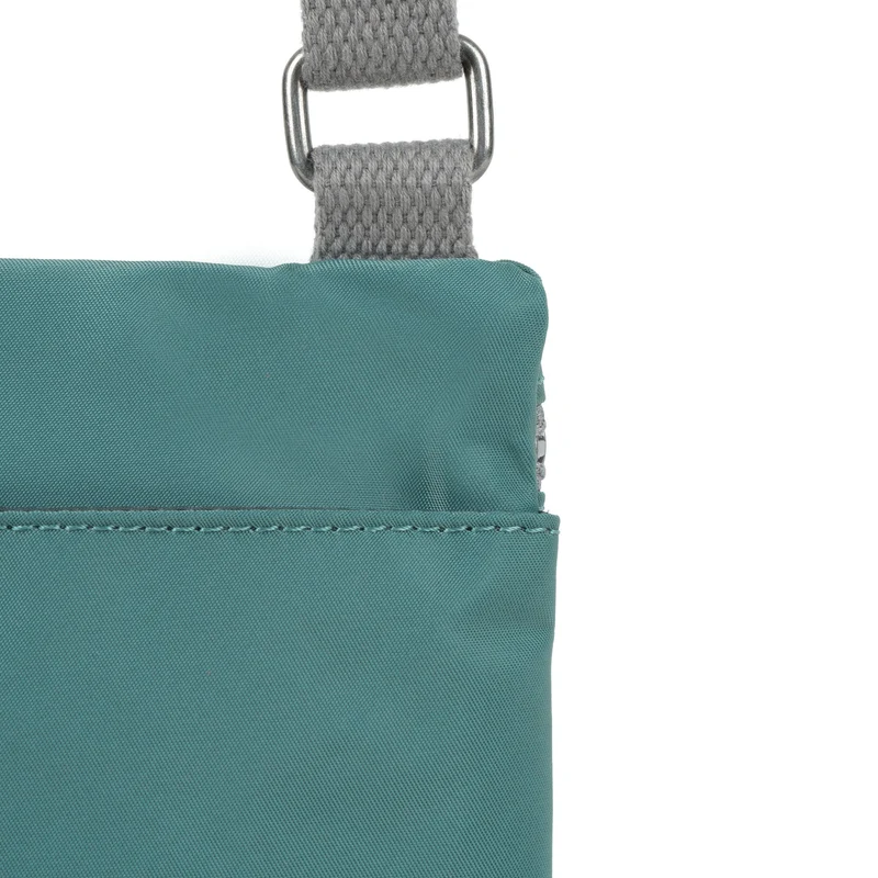 ROKA Chelsea Salbeigrüne Tasche aus recyceltem Nylon