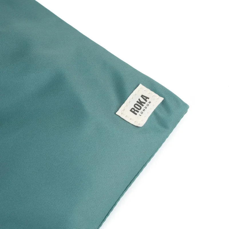 ROKA Chelsea Salbeigrüne Tasche aus recyceltem Nylon