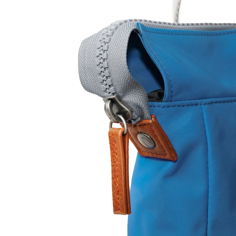 ROKA Bantry B Seaport Kleine Tasche aus recyceltem Nylon