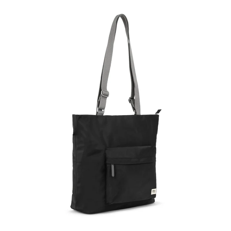 ROKA Trafalgar B Schwarze Tasche aus recyceltem Nylon