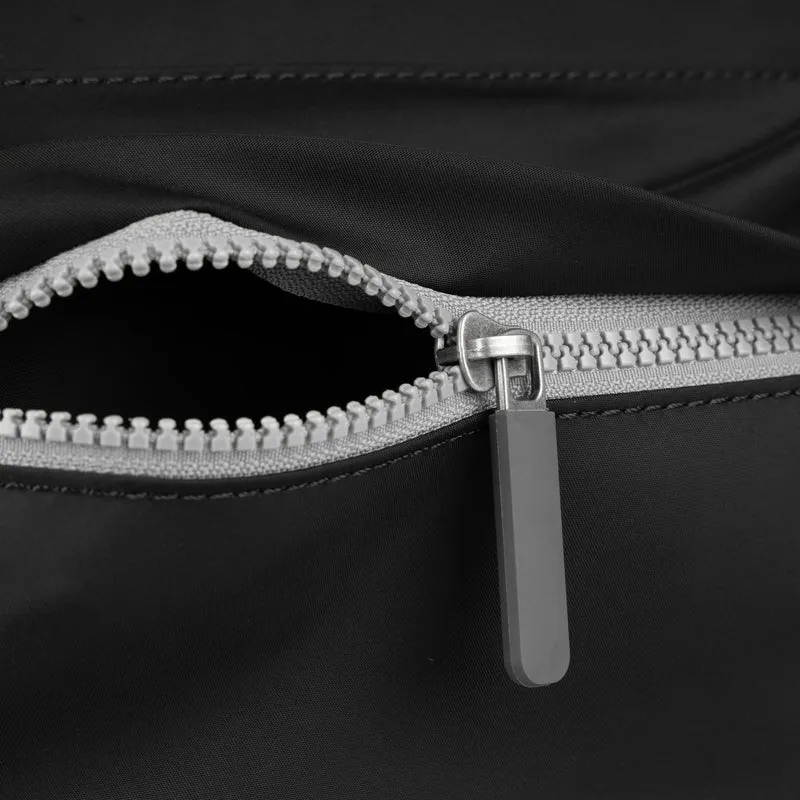 ROKA Trafalgar B Schwarze Tasche aus recyceltem Nylon