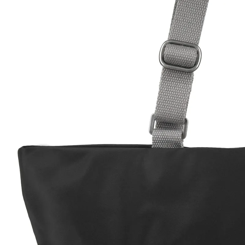 ROKA Trafalgar B Schwarze Tasche aus recyceltem Nylon