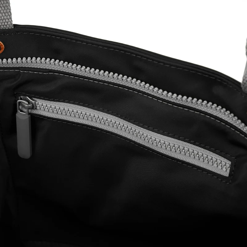 ROKA Trafalgar B Schwarze Tasche aus recyceltem Nylon