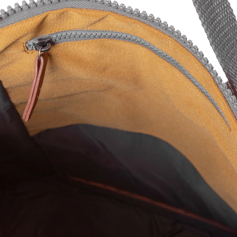 ROKA Finchley Eine kleine Tasche aus recyceltem Leinenstoff von Flax
