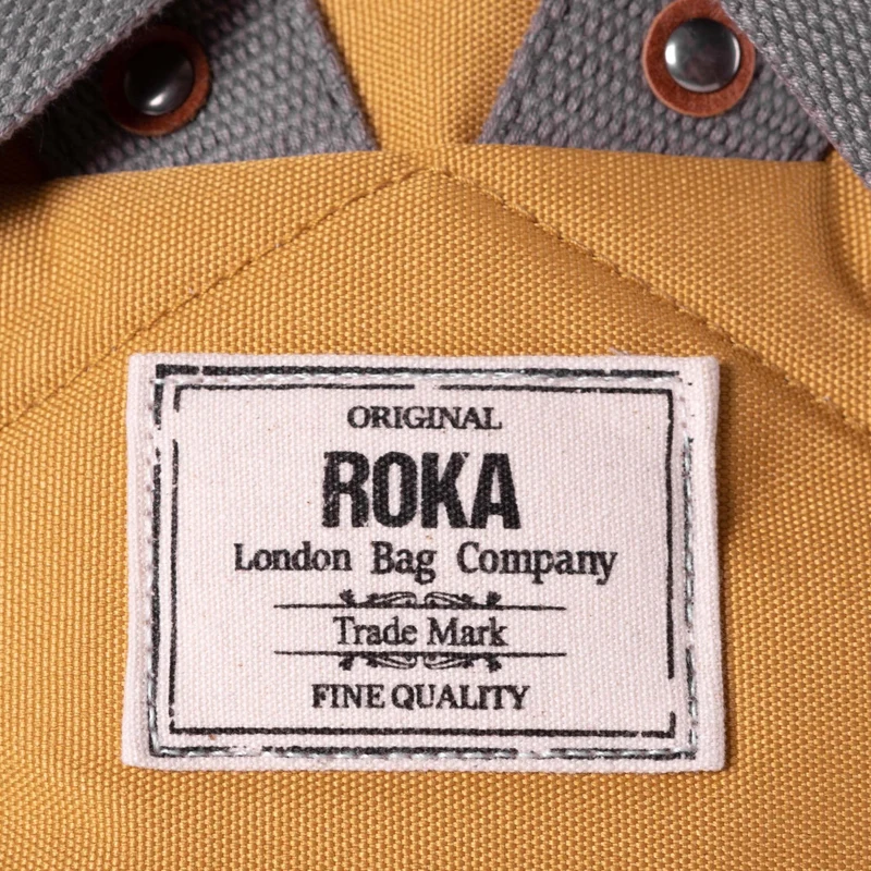 ROKA Finchley Eine kleine Tasche aus recyceltem Leinenstoff von Flax