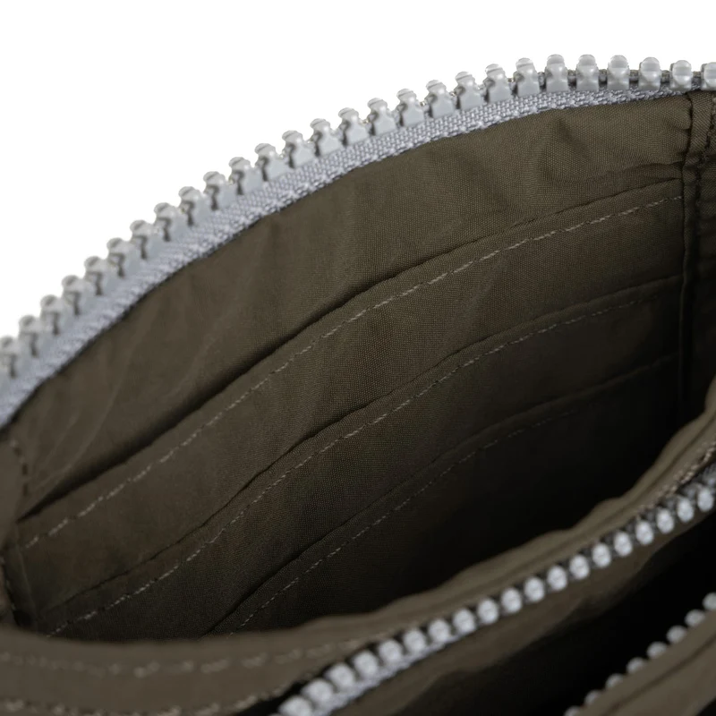 ROKA Carnaby Moosgrüne kleine Geldbörse aus recyceltem Taslon