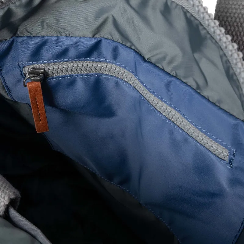 ROKA Canfield Kleine Tasche aus recyceltem Nylon, Farbe: Burnt Blue