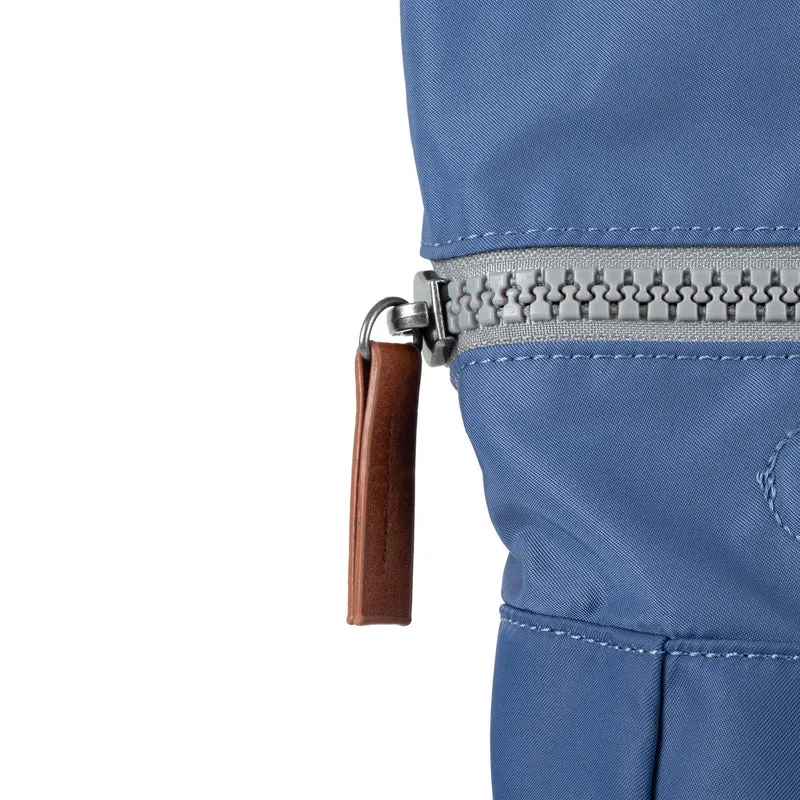 ROKA Canfield Kleine Tasche aus recyceltem Nylon, Farbe: Burnt Blue