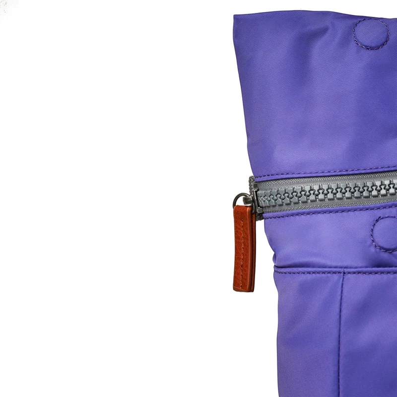 ROKA Canfield B Peri Lila Mittelgroße Tasche aus recyceltem Nylon