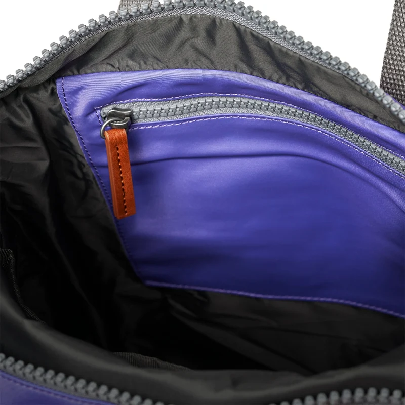 ROKA Canfield B Peri Lila Mittelgroße Tasche aus recyceltem Nylon