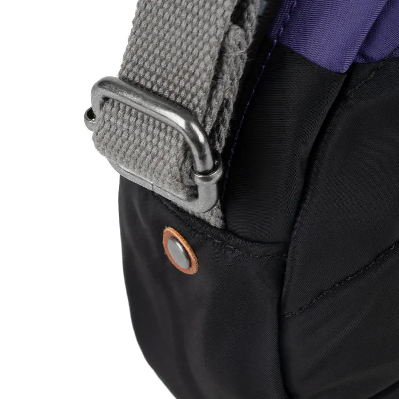 ROKA Kreativer Abfall Paddington B Schwarz / Mulberry Kleine Tasche aus recyceltem Nylon