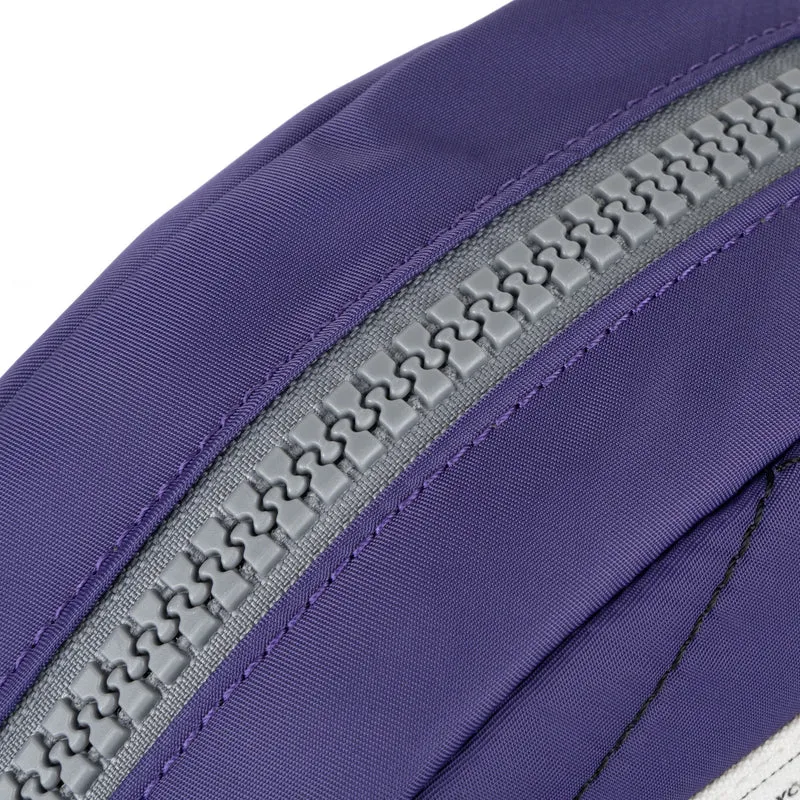 ROKA Kreativer Abfall Paddington B Schwarz / Mulberry Kleine Tasche aus recyceltem Nylon