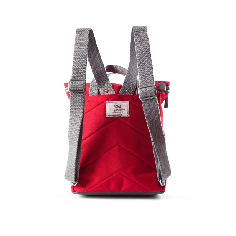 ROKA Finchley Eine kleine Tasche aus recyceltem Canvas in Marsrot