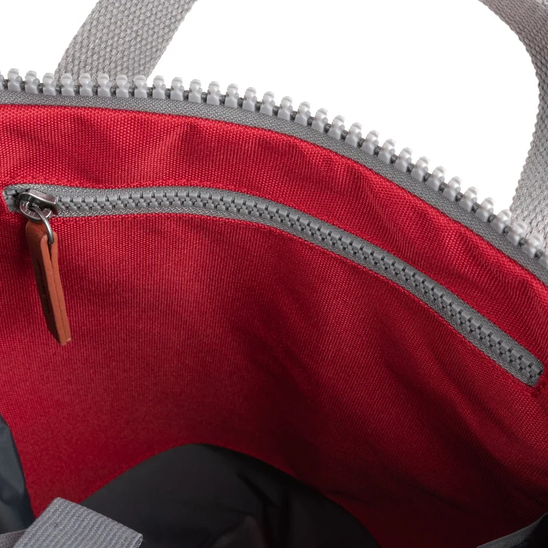 ROKA Finchley Eine kleine Tasche aus recyceltem Canvas in Marsrot