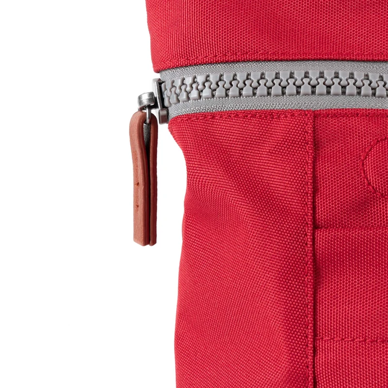 ROKA Finchley Eine kleine Tasche aus recyceltem Canvas in Marsrot