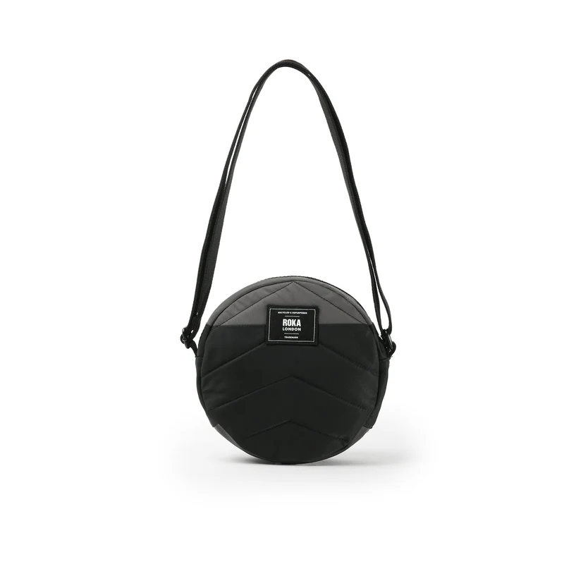 ROKA Kreativer Abfall Paddington B Schwarz / Graphit Kleine Tasche aus recyceltem Nylon