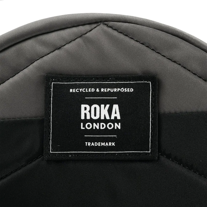 ROKA Kreativer Abfall Paddington B Schwarz / Graphit Kleine Tasche aus recyceltem Nylon