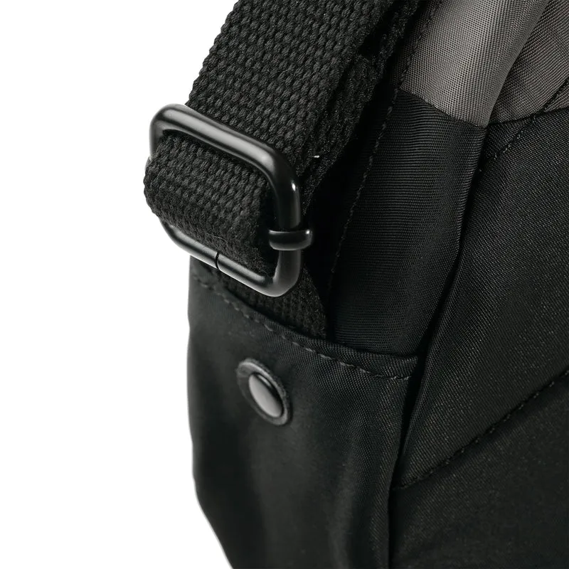 ROKA Kreativer Abfall Paddington B Schwarz / Graphit Kleine Tasche aus recyceltem Nylon