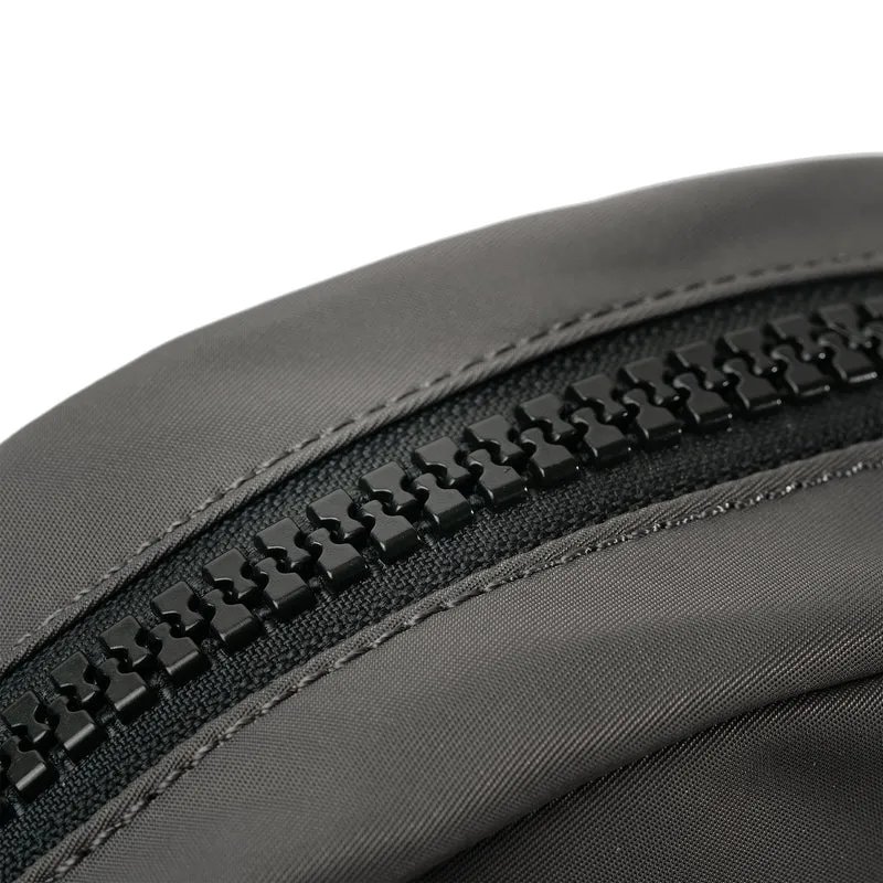 ROKA Kreativer Abfall Paddington B Schwarz / Graphit Kleine Tasche aus recyceltem Nylon