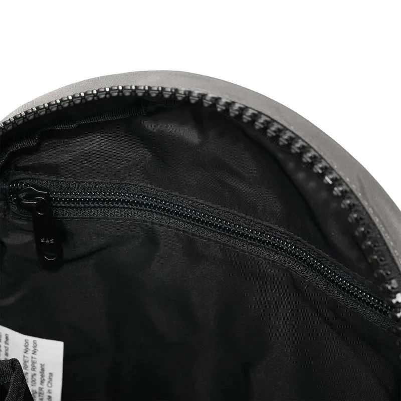 ROKA Kreativer Abfall Paddington B Schwarz / Graphit Kleine Tasche aus recyceltem Nylon