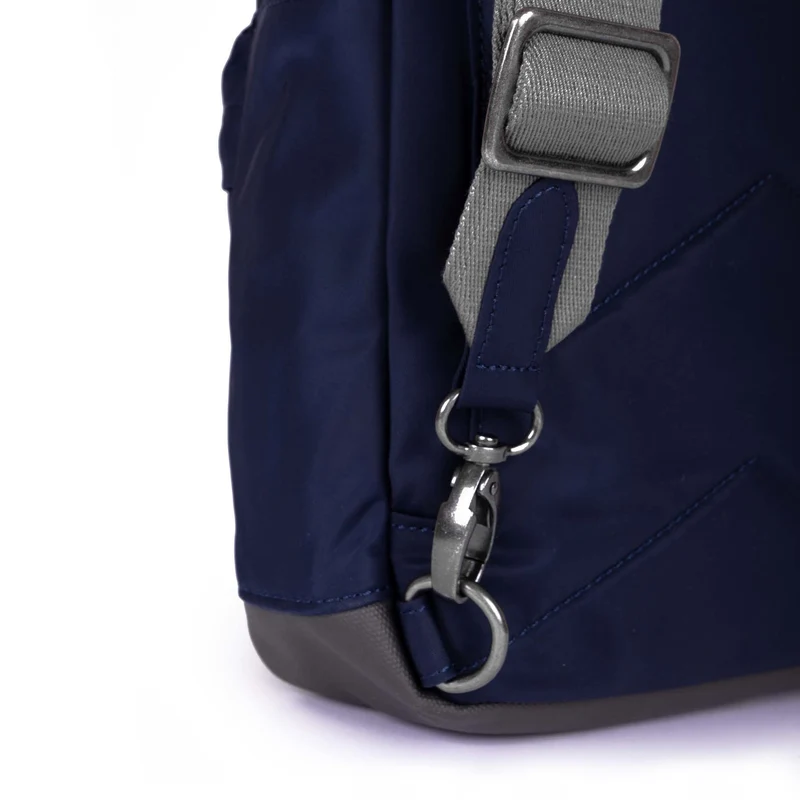 ROKA Willesden B Große Tasche aus recyceltem Nylon - Mitternacht