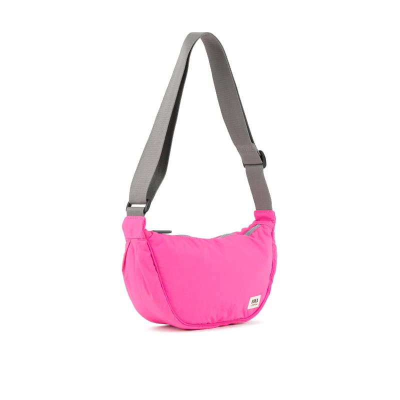 ROKA Farringdon Tasche aus recyceltem Taslon in leuchtendem Pink