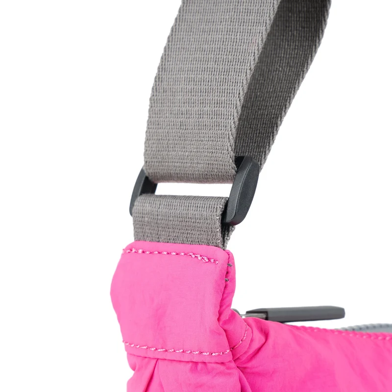 ROKA Farringdon Tasche aus recyceltem Taslon in leuchtendem Pink