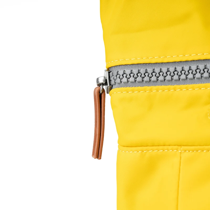 ROKA Canfield B Senffarbene kleine Tasche aus recyceltem Nylon