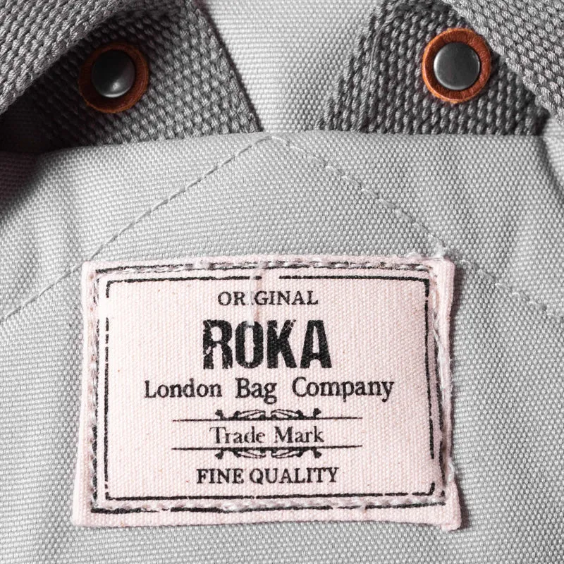 ROKA Finchley Eine mittelgroße Tasche aus recyceltem Canvas mit Nebelmotiv