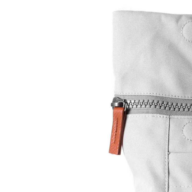 ROKA Finchley Eine mittelgroße Tasche aus recyceltem Canvas mit Nebelmotiv