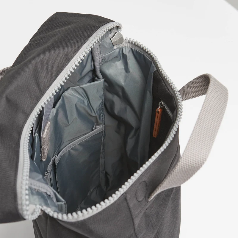 ROKA Finchley Eine mittelgroße Tasche aus recyceltem Canvas in Ash-Optik