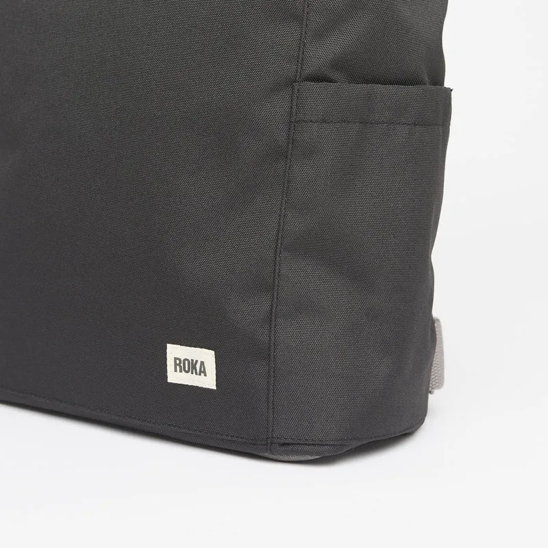 ROKA Finchley Eine mittelgroße Tasche aus recyceltem Canvas in Ash-Optik
