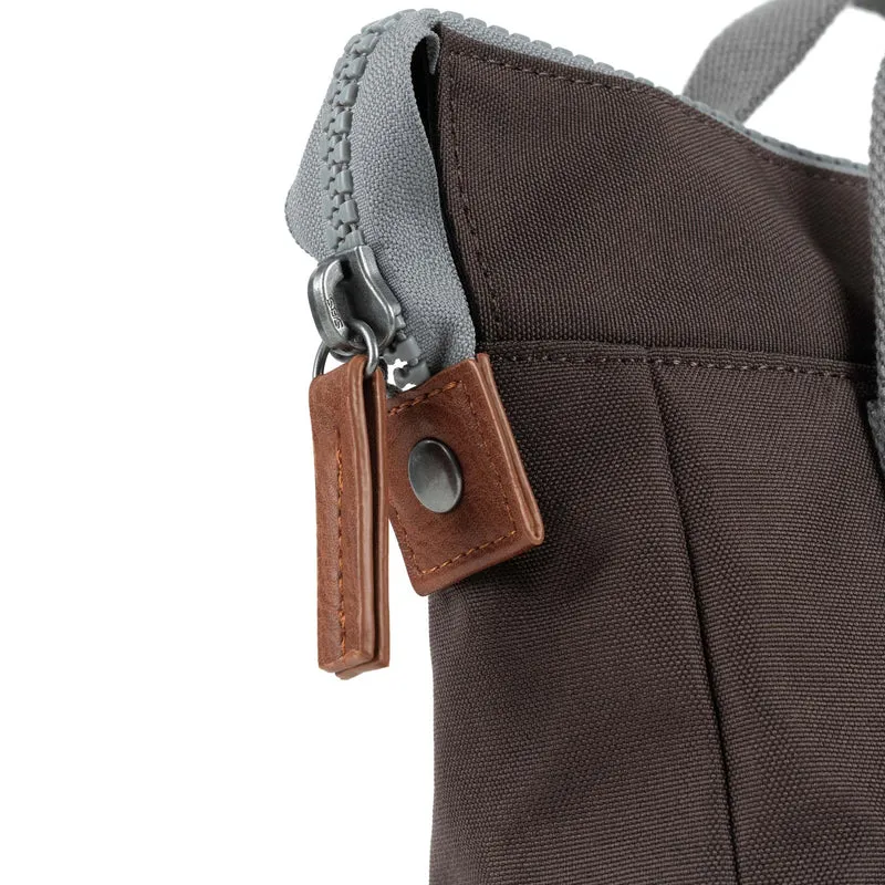 ROKA Flanell Bantry Kleine Tasche aus recyceltem Canvas mit dunkler Schokoladenbraun