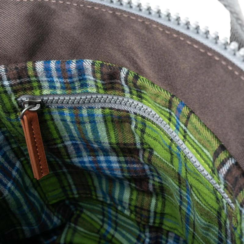 ROKA Flanell Bantry Kleine Tasche aus recyceltem Canvas mit dunkler Schokoladenbraun
