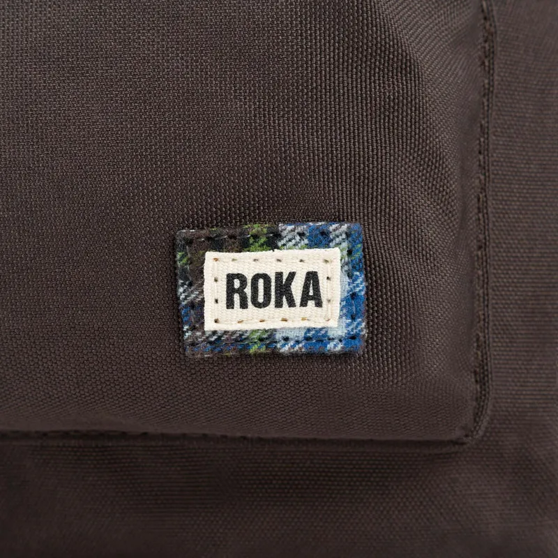 ROKA Flanell Bantry Kleine Tasche aus recyceltem Canvas mit dunkler Schokoladenbraun