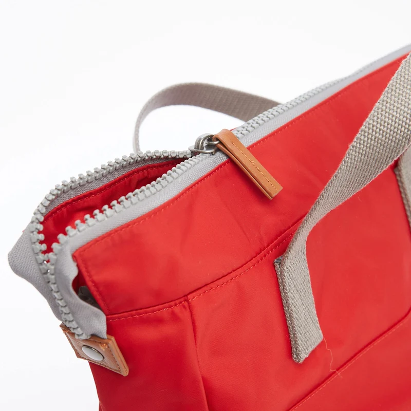 ROKA Bantry B Cranberry Medium Tasche aus recyceltem Nylon