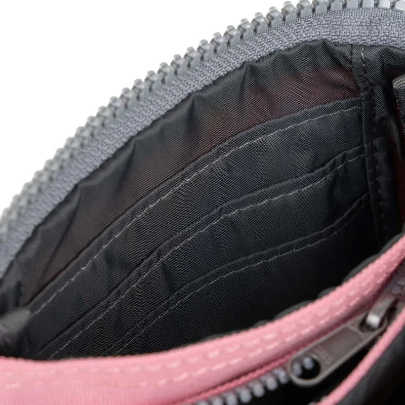 ROKA Carnaby Kleine Handtasche aus recyceltem Canvas mit Rosenmuster