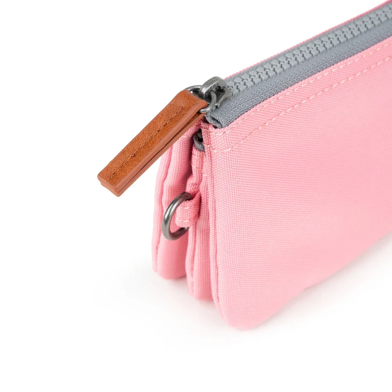 ROKA Carnaby Kleine Handtasche aus recyceltem Canvas mit Rosenmuster