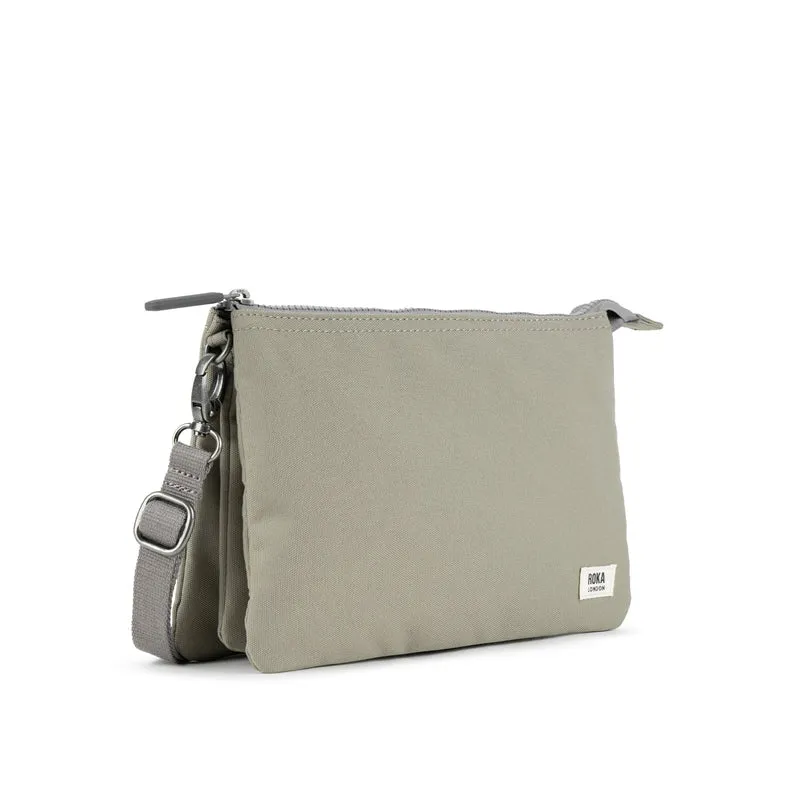 ROKA Carnaby Crossbody Coriander XL Tasche aus recyceltem Canvas