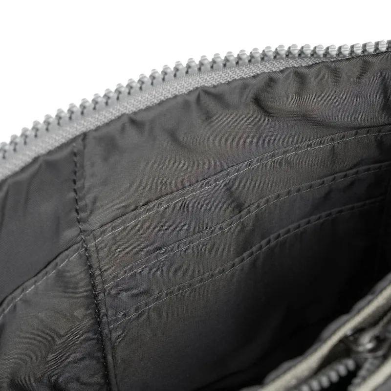 ROKA Carnaby Crossbody Coriander XL Tasche aus recyceltem Canvas